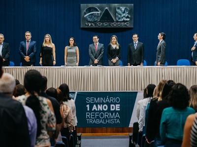 Foto da Notícia: Especialistas defendem prós e contras da Reforma Trabalhista em Seminário na OAB-MT