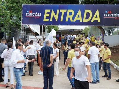 Foto da Notícia: Em clima de festa, candidatos à presidência da Seccional votam em Cuiabá